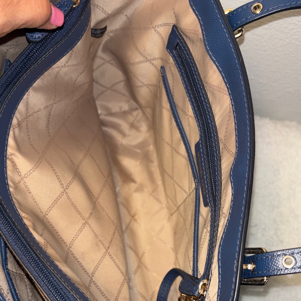 Michael Kors Voyager Saffiano leather tote bag in navy blue. - Picture 5 of 12